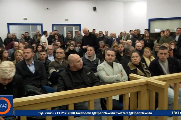 Διεκόπη η δίκη για τα Τέμπη και θα συνεχιστεί την 1η Απριλίου - Οργισμένοι συγγενείς φώναζαν συνθήματα