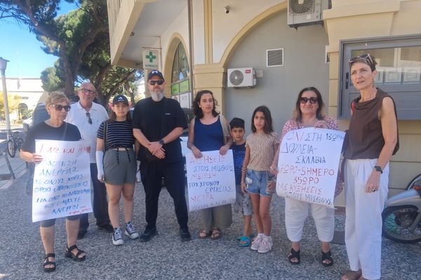 Απεργιακή κινητοποίηση έξω από την Ένωση Ξενοδόχων Κω