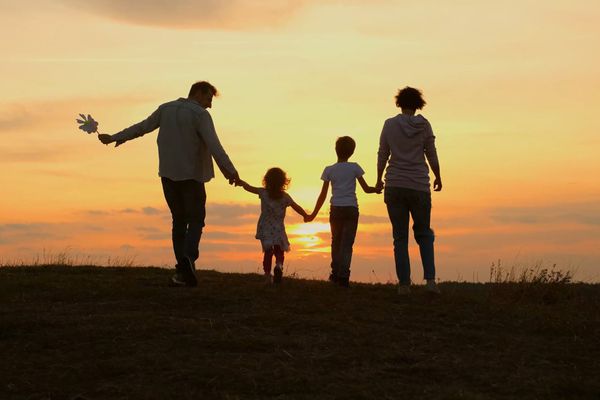 Aυξήσεις 1,5 δισ. ευρώ σε 100 ημέρες για 2,5 εκατομμύρια νοικοκυριά – Ποια είναι τα 14 μέτρα που κάνουν πρεμιέρα την Παρασκευή