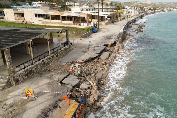 Έκτακτο: "'Κλείνει" ο παραλιακός δρόμος στο Καμάρι Κεφάλου