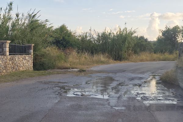 Αναγνώστης: Λύματα σε δρόμο στο Πυλί