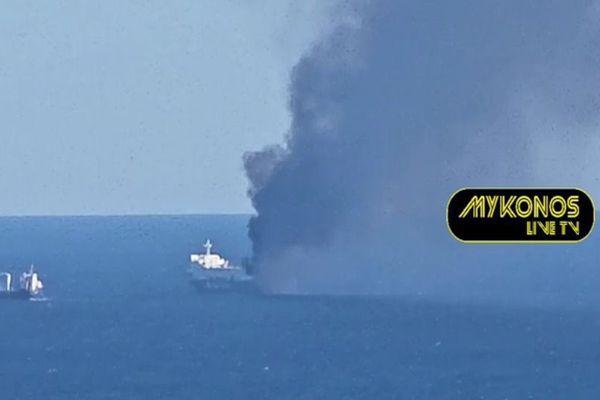 Φωτιά στο οχηματαγωγό BLUE CARRIER 2, πλοίο βόρεια της Μυκόνου (vid)