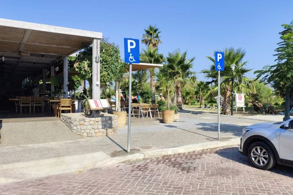 B. Xαδούλης: Επανατοποθετήθηκαν οι πινακίδες στάθμευσης ΑMΕΑ στο Τιγκάκι - Ένα μπράβο στον πρόεδρο κοινότητας Ζηπαρίου
