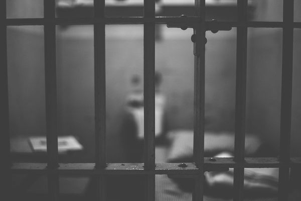 Mε απόφαση του Δικαστικού Σ/λιου Πλημμελειοδικών Κω, το πρώτο «βραχιολάκι» στα Δωδ/σα, που  "ανοίγει την πόρτα της φυλακής"