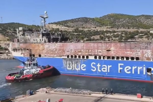 Στα 30 εκ ευρώ εκτιμώνται οι ζημιές για τις επιχ/σεις Ρόδου – Κω από την φωτιά στο «Blue Carrier 2»