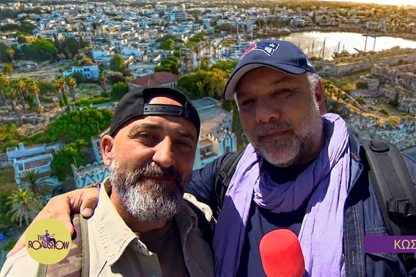 Ο Γρηγόρης Αρναούτογλου στην Κω για γυρίσματα της εκπομπής «The Roadshow» 