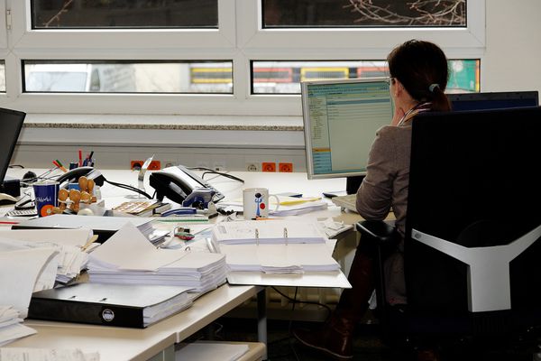 Αυξήσεις στο Δημόσιο έως 300 ευρώ σε 10.000 υπαλλήλους – Ποιοι θα επωφεληθούν
