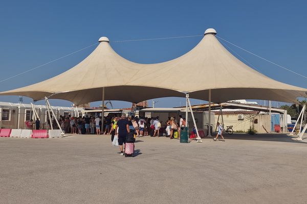Τουριστικό σκάφος από την Τουρκία με 250 επιβάτες έφτασε με άθλιες συνθήκες στην Κω - Η παρέμβαση του λιμενικού και το «μπράβο» του Β. Κικίλια    