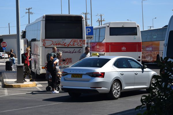 Επιτροπή Ανταγωνισμού: Προτείνει άρση περιορισμών στις μισθωμένες μεταφορές με οδηγό - Ζητά επανεξέταση του πλαισίου για τα ταξί