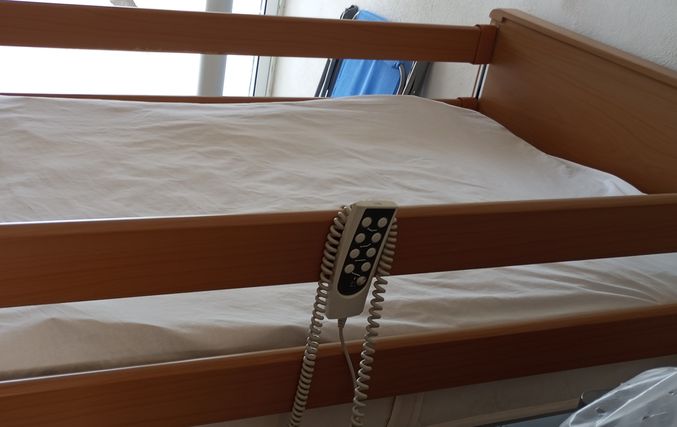 Πωλείται ηλεκτρικό κρεβάτι νοσοκομειακό