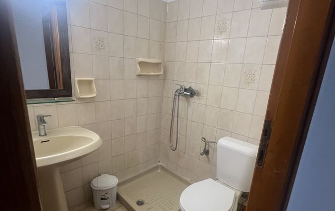 Ενοικιάζονται 2 ισόγεια επιπλωμένα διαμερίσματα 40 τ.μ. επί της οδού Αρτεμισίας