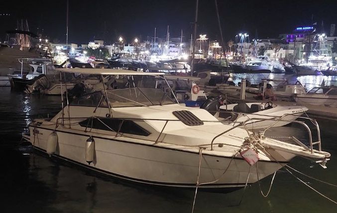 Πωλείται σκάφος πλαστικό καμπινάτο, 7,5 μ., 24 πόδια, με μηχανή Volvo penta έσω έξω, 200 ΗP