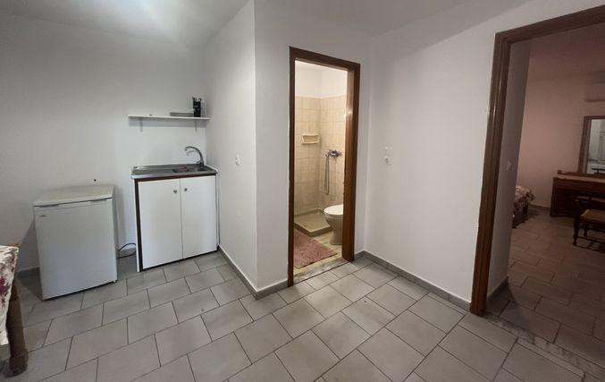 Ενοικιάζονται 2 ισόγεια επιπλωμένα διαμερίσματα 40 τ.μ. επί της οδού Αρτεμισίας