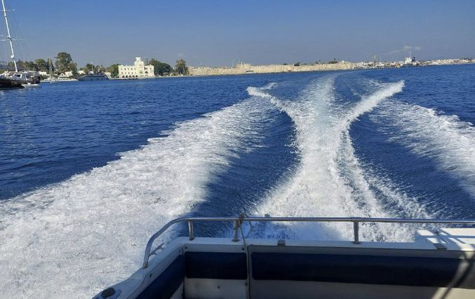 Πωλείται σκάφος πλαστικό καμπινάτο, 7,5 μ., 24 πόδια, με μηχανή Volvo penta έσω έξω, 200 ΗP