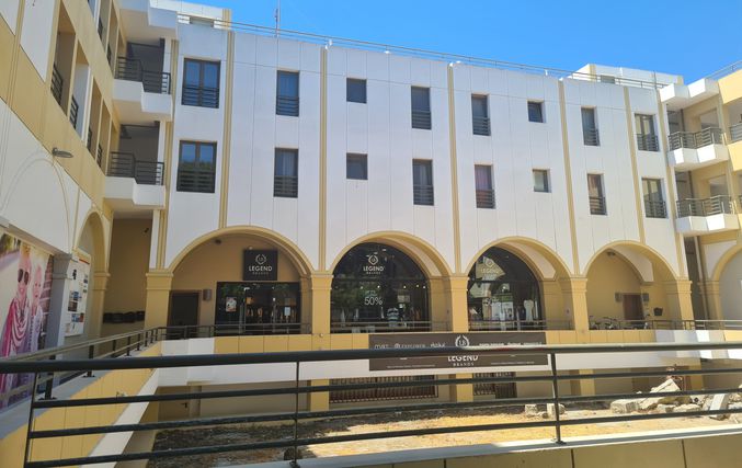 Ενοικιάζεται γραφείο 50m με 3 κυρίως χώρους σε κτίριο γραφείων στην οδό Αρτεμησίας 2 (απέναντι από την Τράπεζα Πειραιώς)