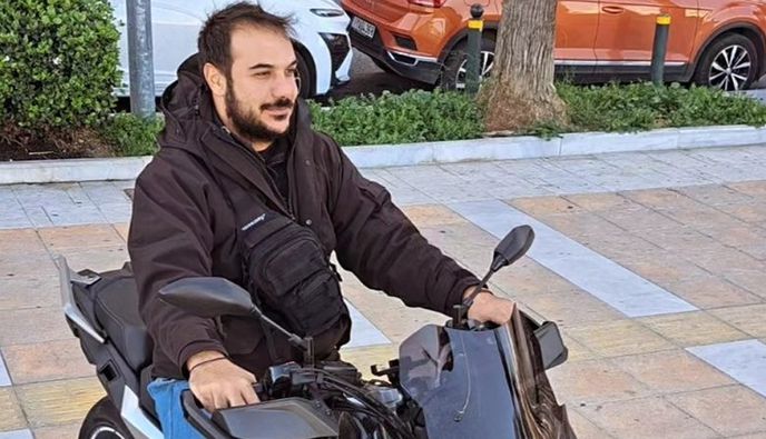 Θλίψη για το θάνατο 31χρονου αστυνομικού στο κτίριο που κατέρρευσε στον Πειραιά -Συμπλήρωνε μεροκάματο σε φορτηγό