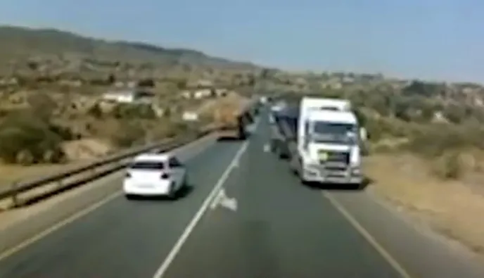 Νότια Αφρική: Νεκρά 18 παιδιά όταν ασυνείδητος οδηγός φορτηγού έπεσε πάνω σε σχολικό (vid)