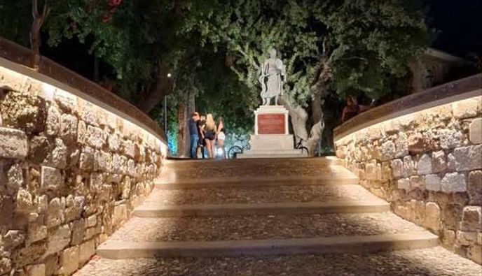 Π. Αβριθης: Επιτέλους φωτίστηκε το άγαλμα του Ιπποκράτη - Το ωραιότερο τοποσημο στην Κω
