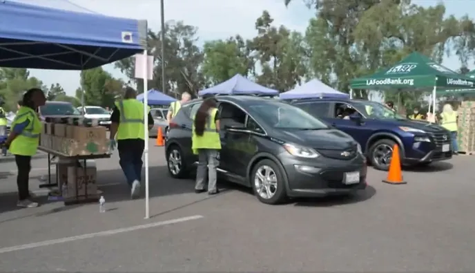 HΠΑ: Δημοσιονομική παράλυση χωρίς προηγούμενο: Ουρές χιλιομέτρων στην Καλιφόρνια για δωρεάν τρόφιμα 