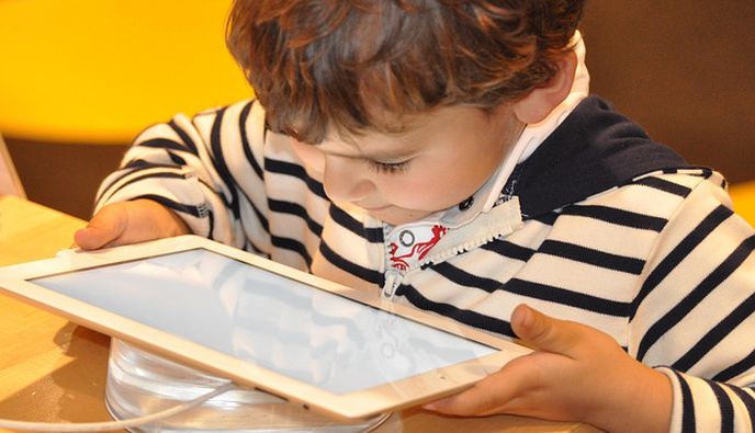 Οι οθόνες και ο τρόπος ζωής απειλούν την όραση των παιδιών – Αύξηση της μυωπίας με γεωμετρική πρόοδο από την προσχολική ηλικία