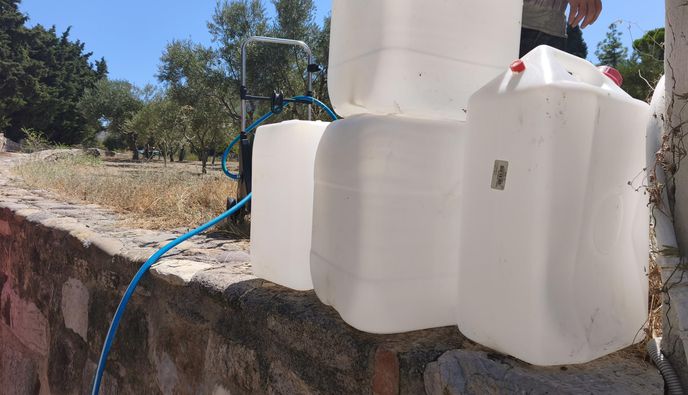 Με μπετόνια μεταφέρουν νερό σε Παραδείσι και Ηρακλή οι κάτοικοι