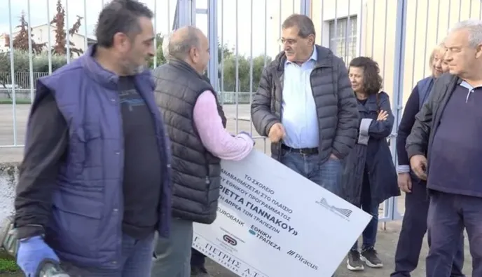 Πάτρα: Ο Δήμαρχος ξήλωσε διαφημιστικές πινακίδες τραπεζών από σχολεία