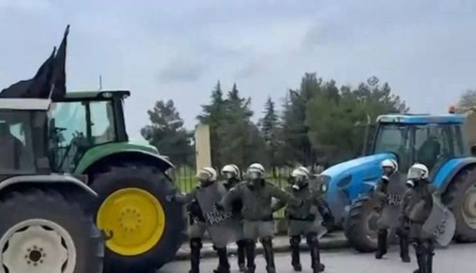 Tρακτέρ στη Θεσσαλονίκη κάνει όπισθεν και κατευθύνεται προς τους αστυνομικούς: «Πάτα τον τον π@@»