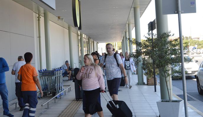 Γεμάτα αεροπλάνα, λιγότερες διανυκτερεύσεις - H νέα πραγματικότητα του τουρισμού  