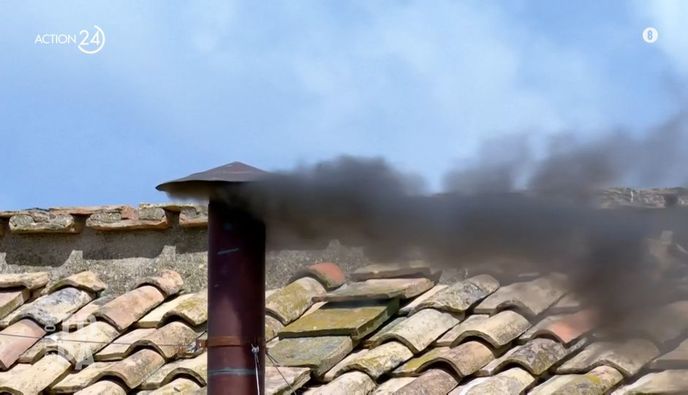Μαύρος καπνός για την εκλογή νέου Πάπα – Ακολουθούν το απόγευμα νέες ψηφοφορίες