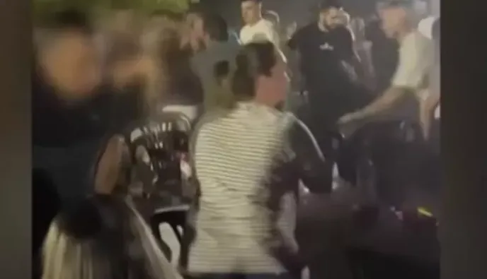 Χαμός και ξύλο σε πανηγύρι με τη Γωγώ Τσαμπά - "Έφευγαν" στον αέρα τραπέζια, καρέκλες και μπουκάλια 