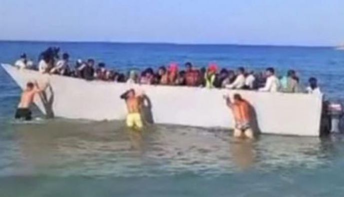Λουόμενοι στη Γαύδο απωθούν πλοιάριο με μετανάστες