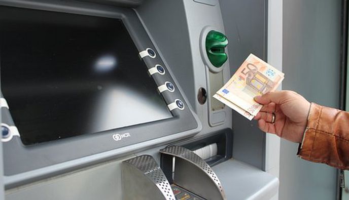 Θύελλα αντιδράσεων για τις χρεώσεις σε ΑΤΜ που παραχώρησε η Πειραιώς στην Cashflex - Παρέμβαση της Κυβέρνησης