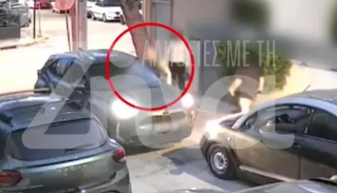 Σοκαριστική επίθεση στο Ίλιον: Οδηγός γρονθοκόπησε γυναίκα μπροστά στο παιδί της (vid)