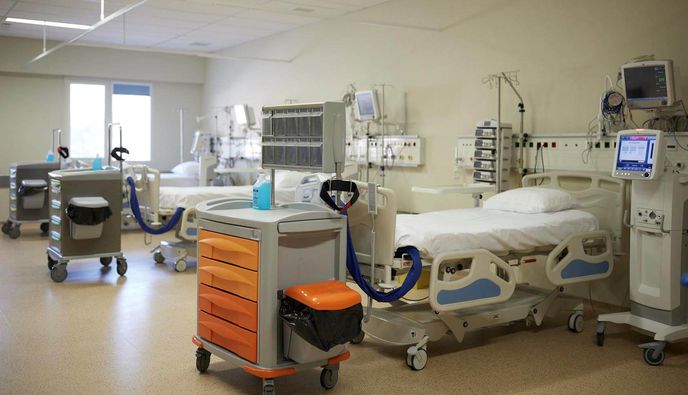 Πολύωρη μάχη έδωσαν οι γιατροί για την 13χρονη που έπεσε από μπαλκόνι σχολείου στο Χαϊδάρι – Εξαιρετικά κρίσιμη η κατάστασή της