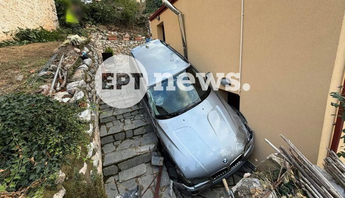 Καστοριά: Αυτοκίνητο «προσγειώθηκε» σε αυλή σπιτιού — Παρά τρίχα γλίτωσαν οι κάτοικοι