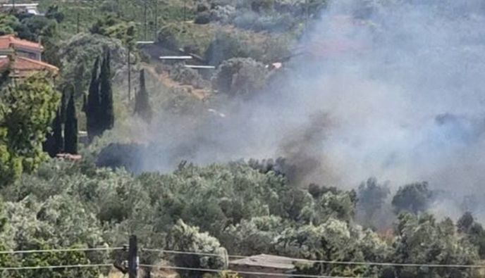 Φωτιά στα Σπάτα: Εντοπίστηκε νεκρός σε αυτοκίνητο