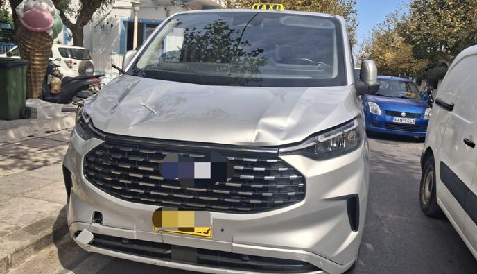 Τροχαίο στην πόλη της Κω – Ταξί βαν συγκρούστηκε με δύο ποδήλατα