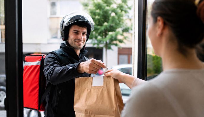 Οι Έλληνες μειώνουν τις παραγγελίες delivery – Τι δείχνει έρευνα για τις αγορές μέσω ίντερνετ 