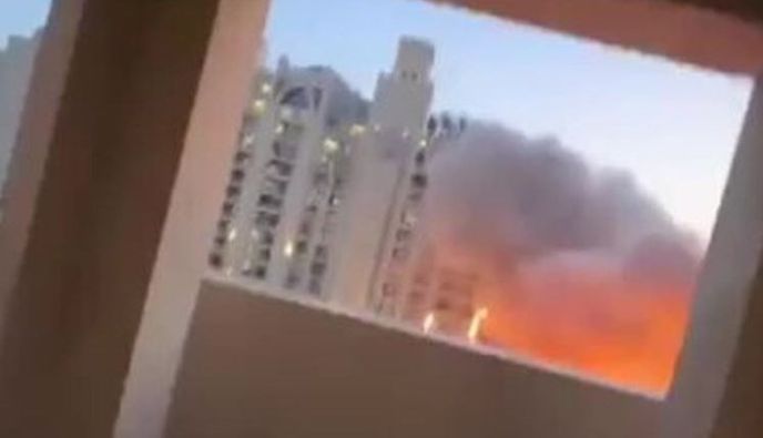 Φωτιά σε πολυτελές ξενοδοχείο του Ντουμπάι μετά από ιρανική πυραυλική επίθεση 