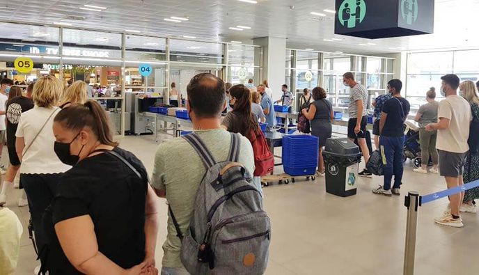 Καλοκαιρινό έμφραγμα στα ελληνικά αεροδρόμια – Πού οφείλονται οι καθυστερήσεις   