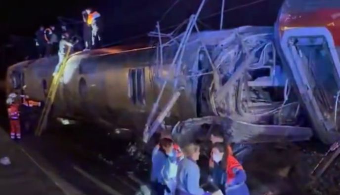 Σύγκρουση τρένων στην Ισπανία – Τουλάχιστον 35 νεκροί και εκατοντάδες τραυματίες