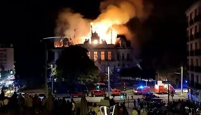 Σκηνές χάους στη Γαλλία: Βίαια επεισόδια, βανδαλισμοί και χιλιάδες συλλήψεις στις μαζικές διαδηλώσεις