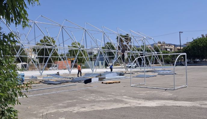 Με εντατικούς ρυθμούς οι εργασίες για τον θόλο μπάσκετ στο 4ο Δημοτικό Σχολείο Κω