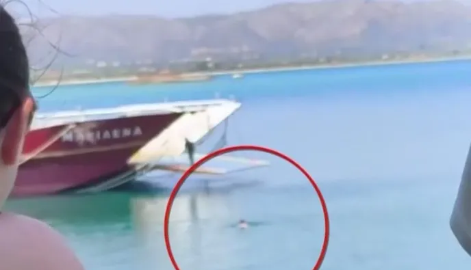 Λιμενικό: Δικογραφία για το πλοίο που άνοιξε εν πλω τον καταπέλτη – Πλοιοκτήτης ο άνδρας που επιβάστηκε κολυμπώντας (vid)