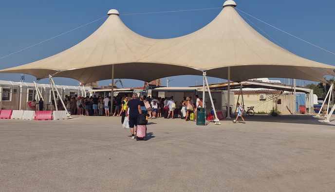 Τουριστικό σκάφος από την Τουρκία με 250 επιβάτες έφτασε με άθλιες συνθήκες στην Κω - Η παρέμβαση του λιμενικού και το «μπράβο» του Β. Κικίλια    