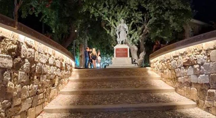 Π. Αβριθης: Επιτέλους φωτίστηκε το άγαλμα του Ιπποκράτη - Το ωραιότερο τοποσημο στην Κω