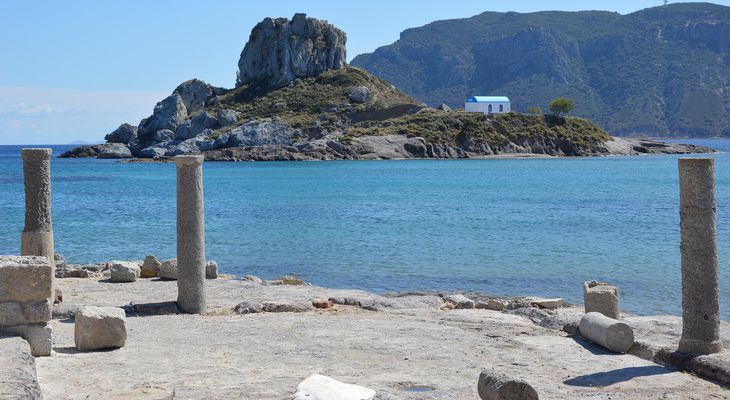 Οι αρχαιότητες στην παραλία του Αγ. Στεφάνου στην Κέφαλο γίνονται… σουβενίρ και καταπατώνται από ξαπλώστρες – Καταγγελίες του προέδρου της κοινότητας Κεφάλου   