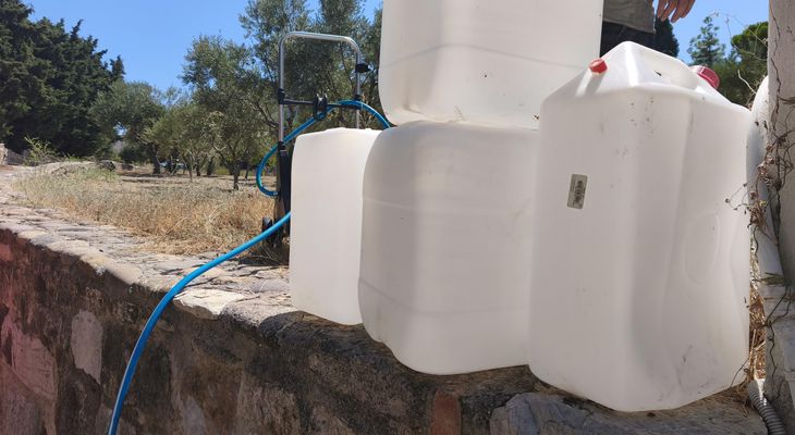 Με μπετόνια μεταφέρουν νερό σε Παραδείσι και Ηρακλή οι κάτοικοι