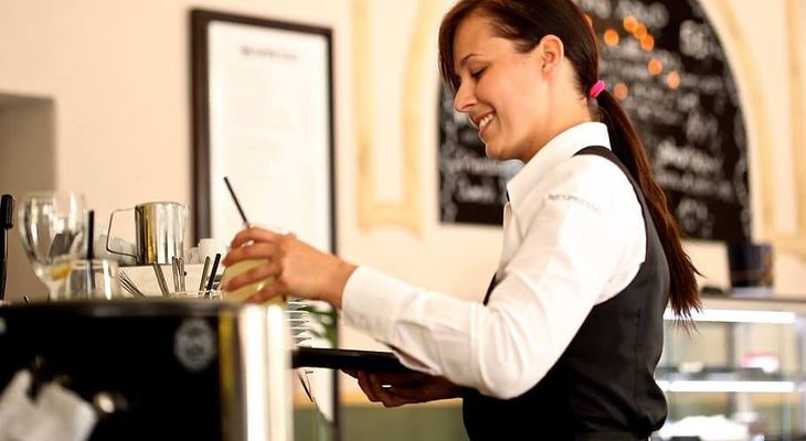 Αυξήσεις 12% με διετή σύμβαση για 500.000 εργαζόμενους σε επισιτισμό - εστίαση.  Οι νέοι μισθοί από 1η Απρίλίου