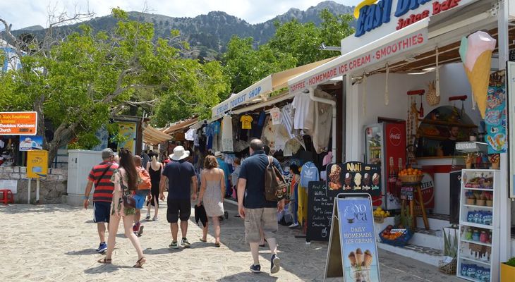 Τουρισμός 2026: Κρατήσεις στο «παρά πέντε», μικρότερες διακοπές και πιο «σφιχτοί» ταξιδιώτες 